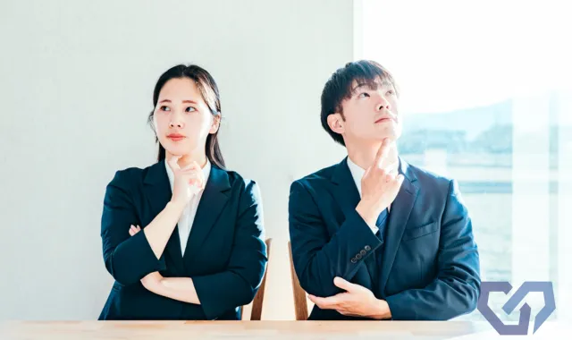 悩む男女