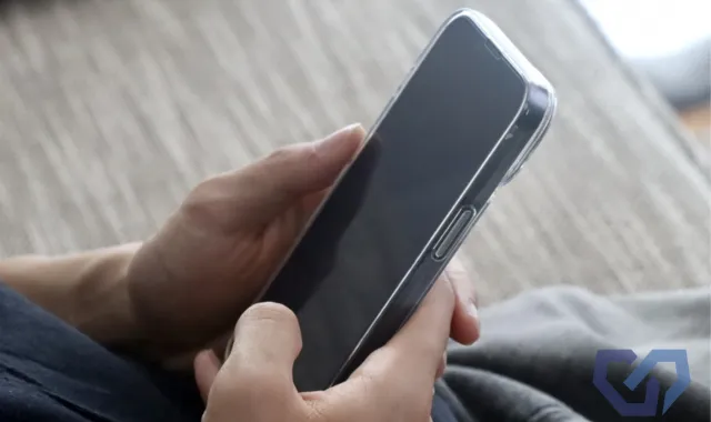 スマホを手にする男性