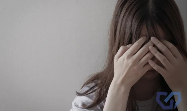 顔を覆う女性