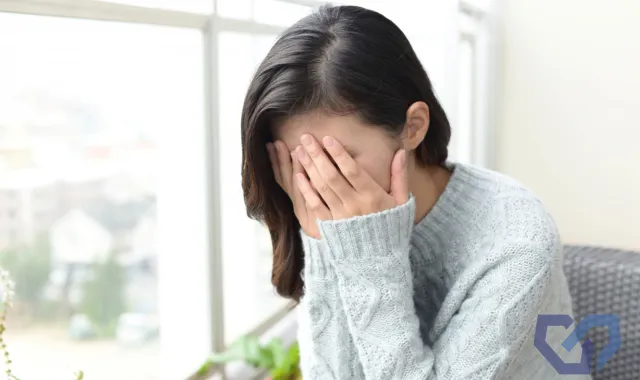 うなだれる女性