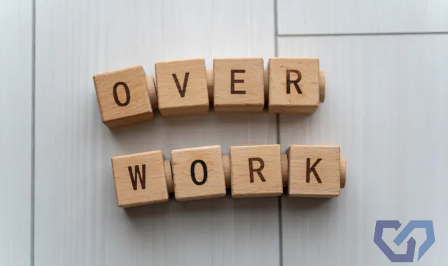 OVER WORKの文字
