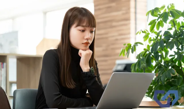 自己破産歴を調べる女性