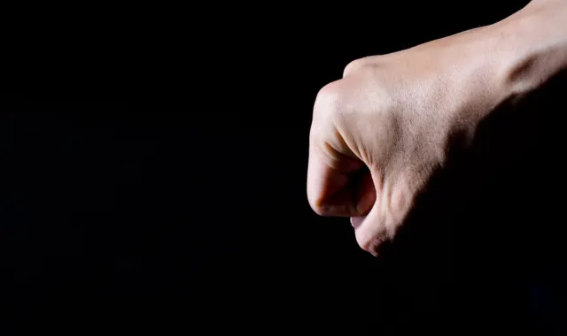 振り上げられた拳