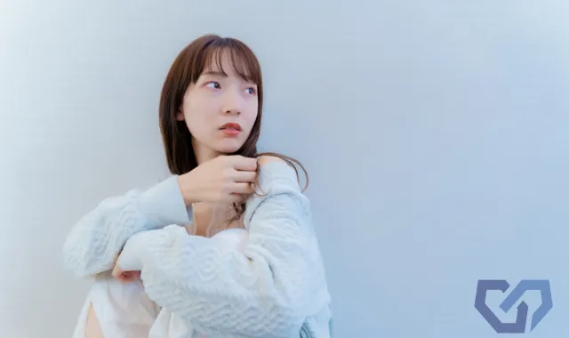 服がはだけている女性