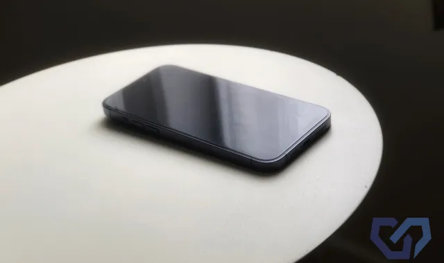 テーブルに置かれたスマホ
