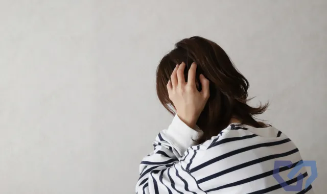 頭を抱える女性