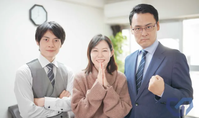 笑顔の女性と力強い男性2人
