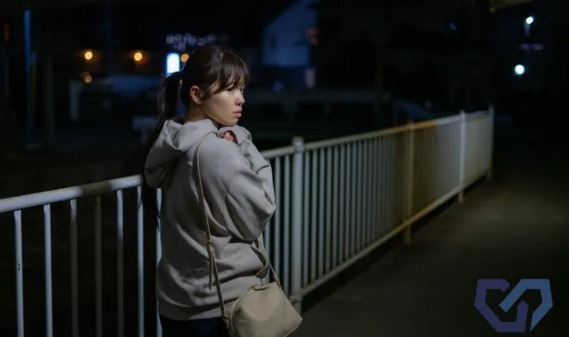 夜道を歩く女性