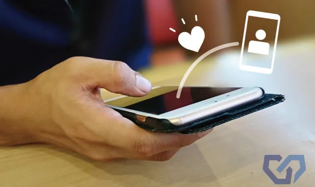 マッチングアプリをしている手元