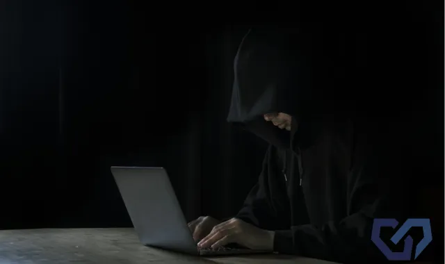 暗闇に謎の人物