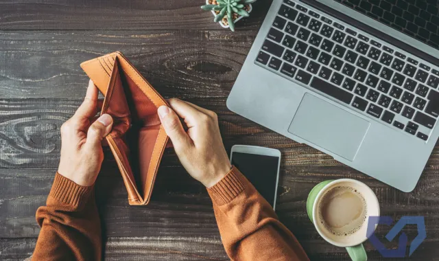 空の財布を広げる人