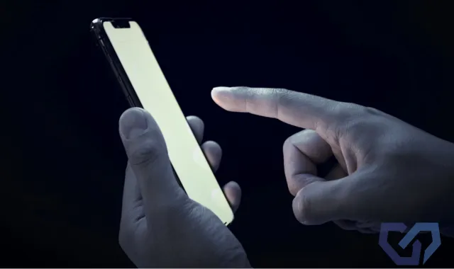 暗闇でスマホ操作
