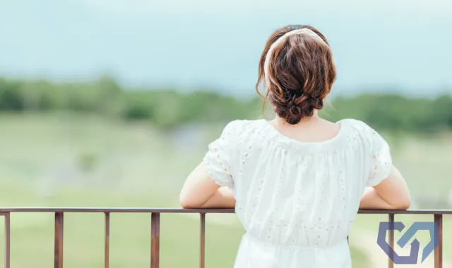 女性の後ろ姿