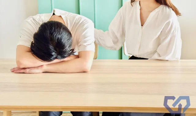 うなだれる男性