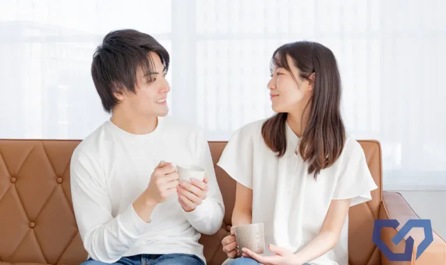 向かい合う男女