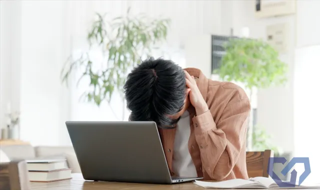 PCno前に落ち込む男性