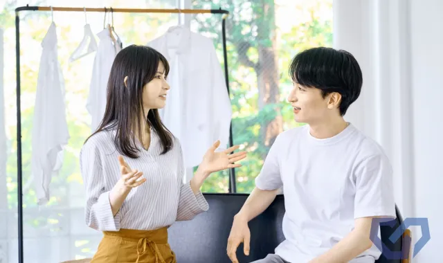 談笑する男女