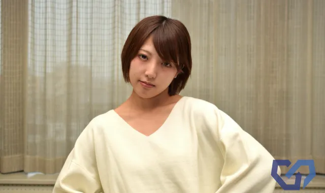 こちらを見る女性