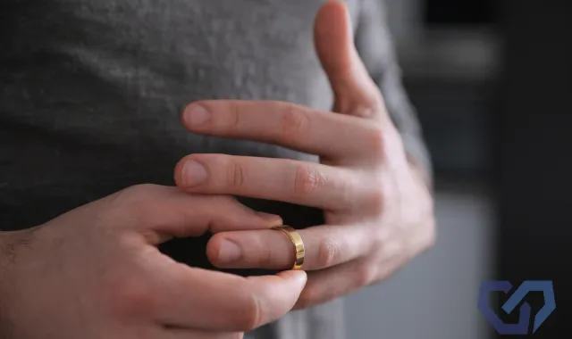 指輪を外そうとする女性の手