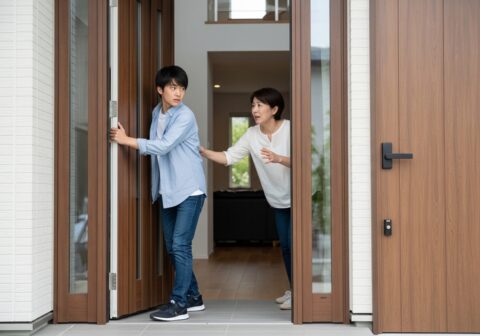 子供が家出する瞬間、玄関から出ていく子供を不安そうに見つめる母親の様子